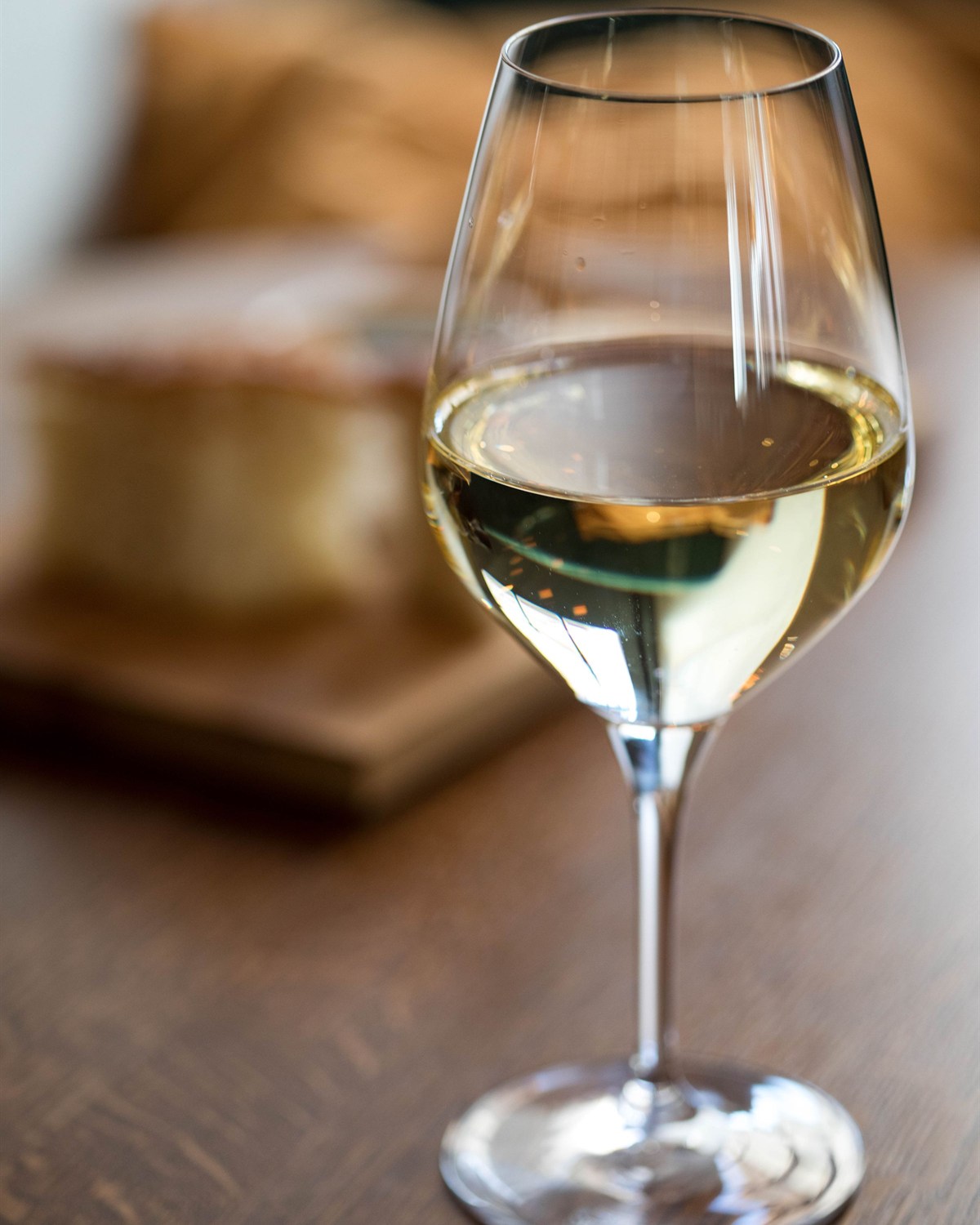 Calice di vino rosso in un ristorante dalla luce soffusa