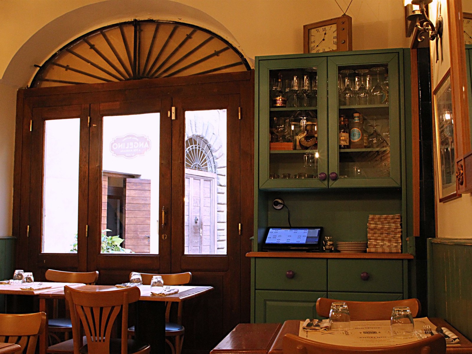 Interno accogliente di un ristorante italiano con arredi in legno